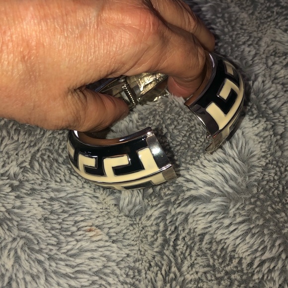 Black & cream bracelet with hinge opening - Picture 2 of 3